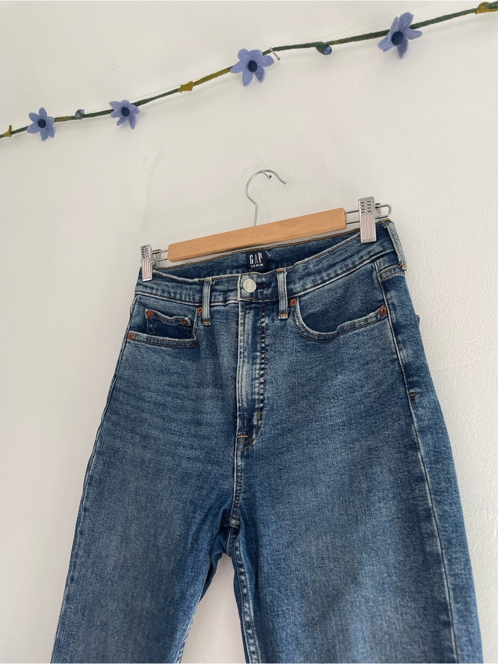 GAP High-Rise Cigarette Jeans Medium Wash Size 6 / 28R - Picture 2 of 10